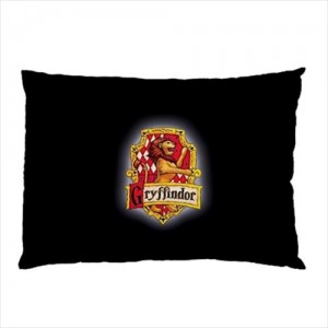 http://www.starsonstuff.com/19818-thickbox/harry-potter-gryffindor-pillow-case.jpg