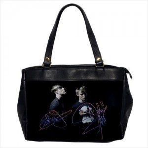 http://www.starsonstuff.com/23992-thickbox/jedward-oversize-office-handbag.jpg