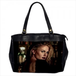 http://www.starsonstuff.com/24037-thickbox/anna-paquin-oversize-office-handbag.jpg