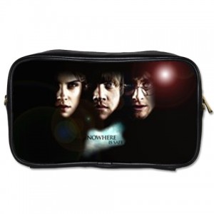 http://www.starsonstuff.com/2956-thickbox/harry-potter-toiletries-bag.jpg