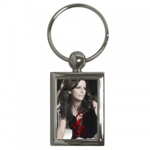 http://www.starsonstuff.com/6141-thickbox/martina-mcbride-signature-rectangle-keyring.jpg