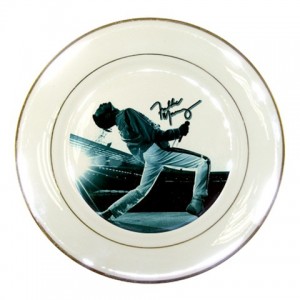 http://www.starsonstuff.com/6566-thickbox/queen-freddie-mercury-signature-porcelain-plate.jpg