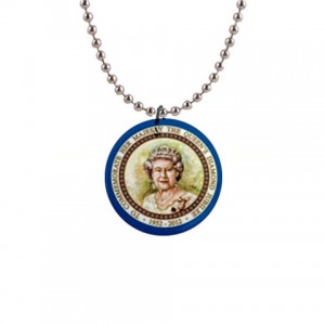 http://www.starsonstuff.com/8392-thickbox/queen-elizabeth-ii-diamond-jubilee-60-years-necklace.jpg