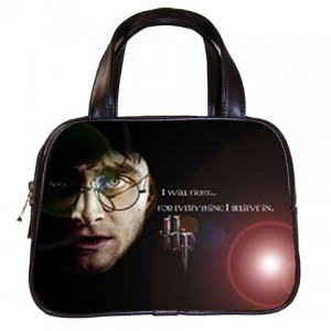 https://www.starsonstuff.com/3132-thickbox/harry-potter-classic-handbag.jpg